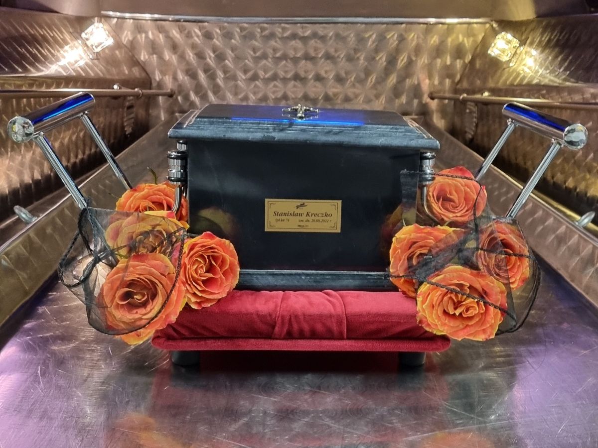 Dekoracja urny pomarańczowe róże