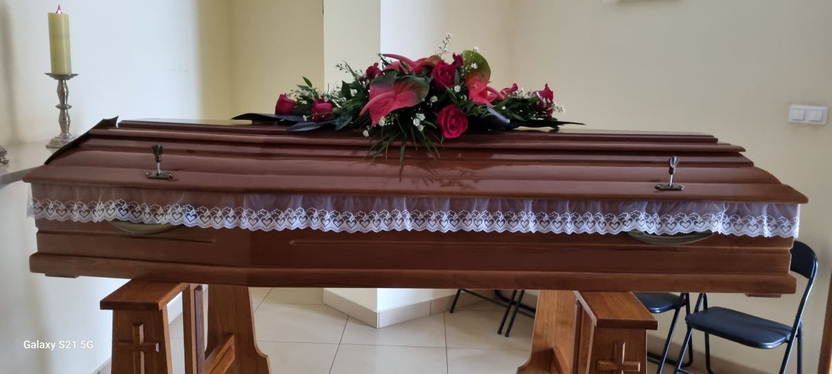 Kompozycja kwiatowa na&nbsp;trumnę anturium róże