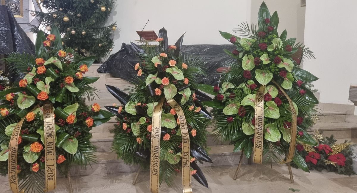 Zestaw kompozycji kwiatowych w&nbsp;kościele