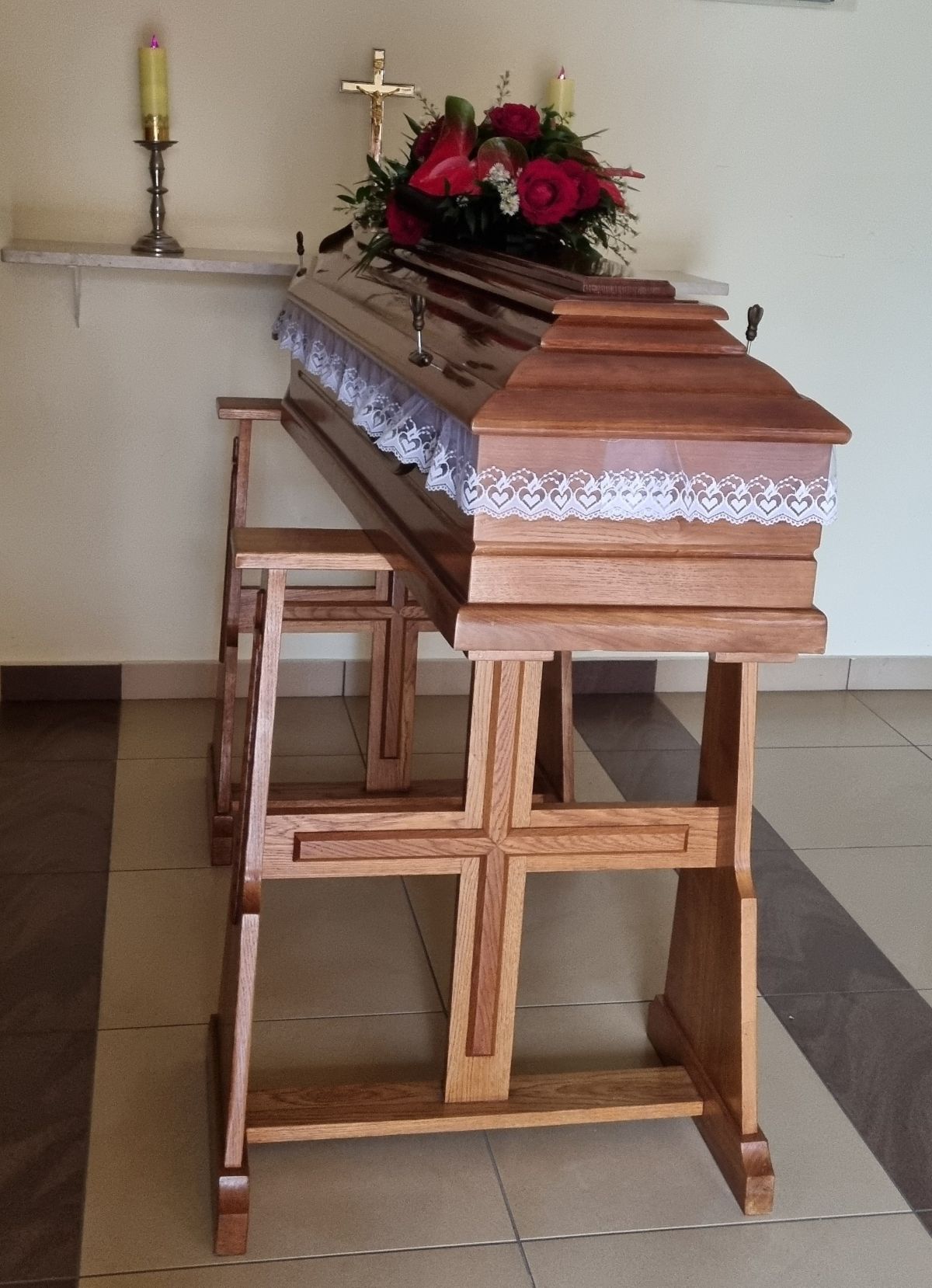 Stroik na&nbsp;trumnę czerwone róże