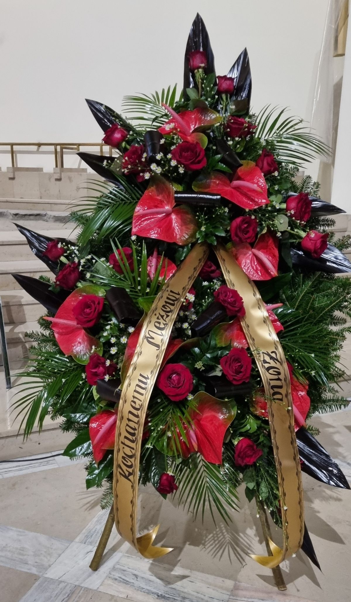 Wiązanka pogrzebowa stojąca czerwone róże