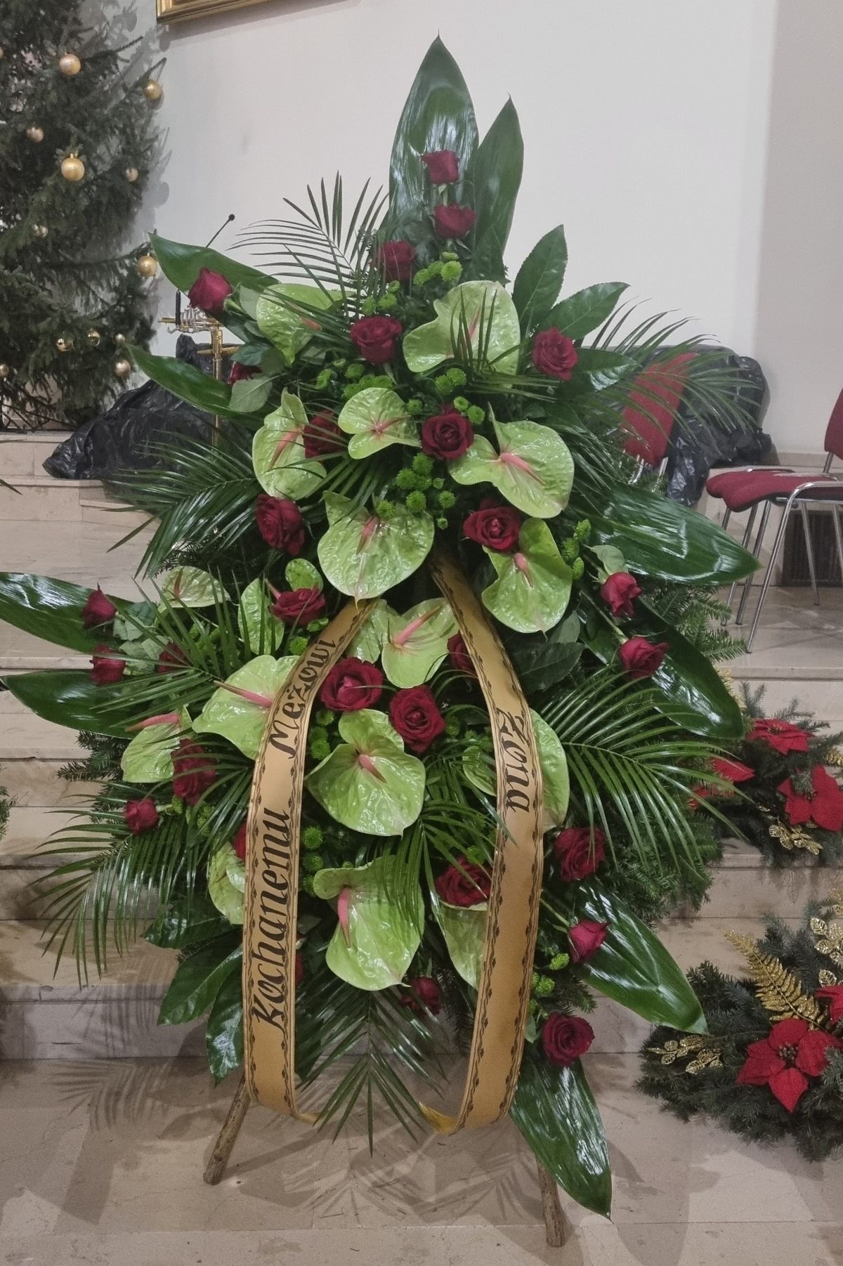 Wiązanka pogrzebowa czerwone róże i&nbsp;anturium