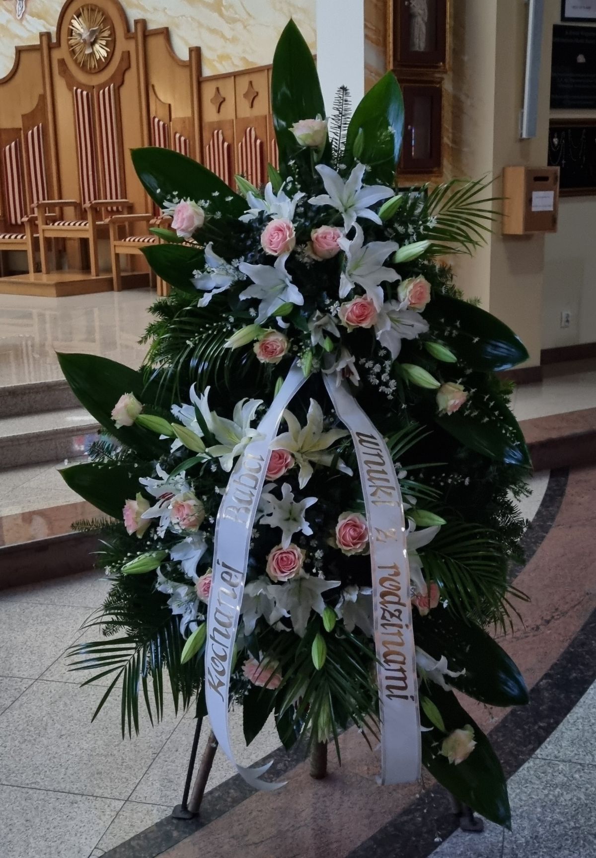 Wieniec pogrzebowy białe lilie różowe róże