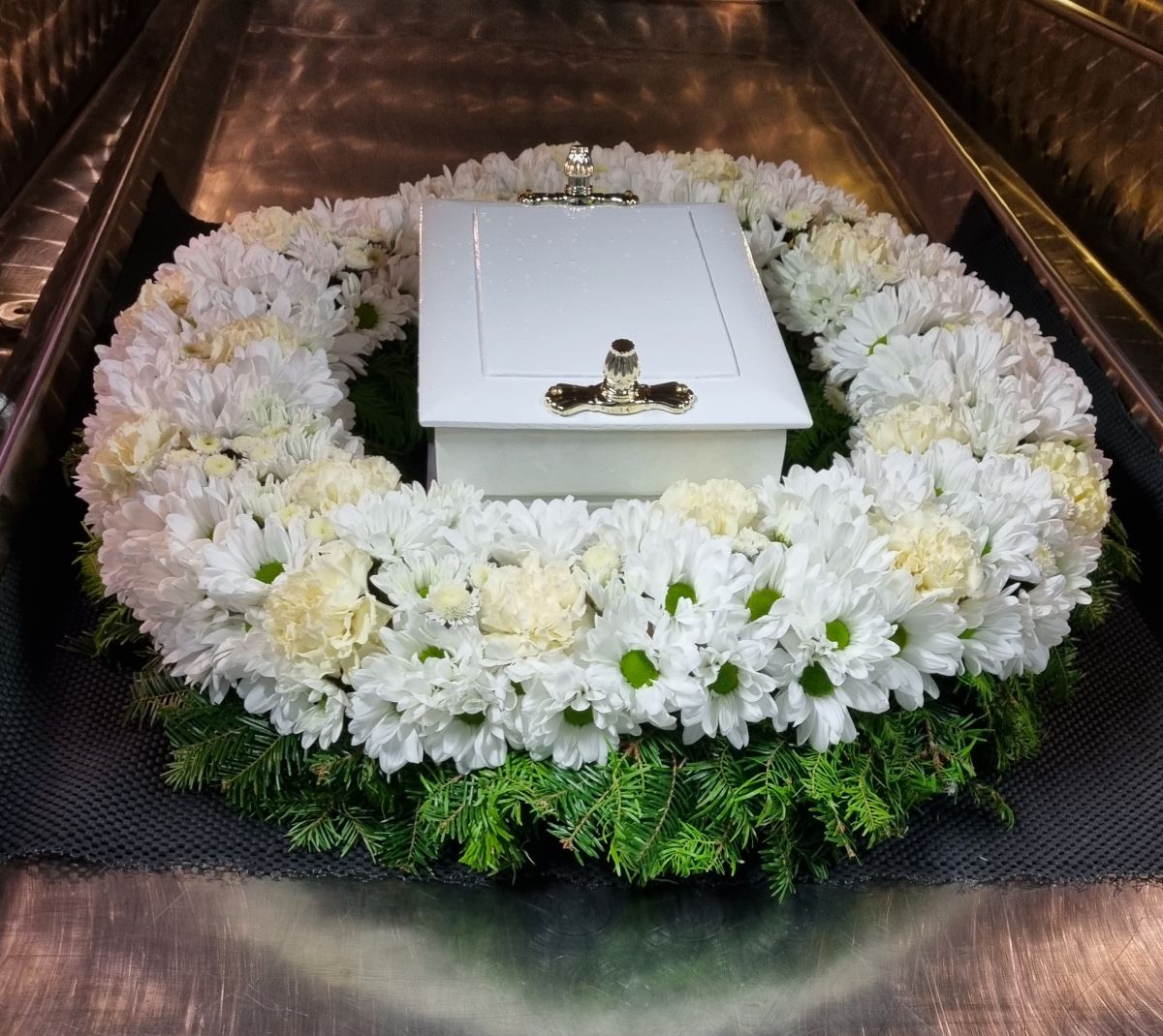 Wieniec pogrzebowy do&nbsp;urny białe chryzantemy