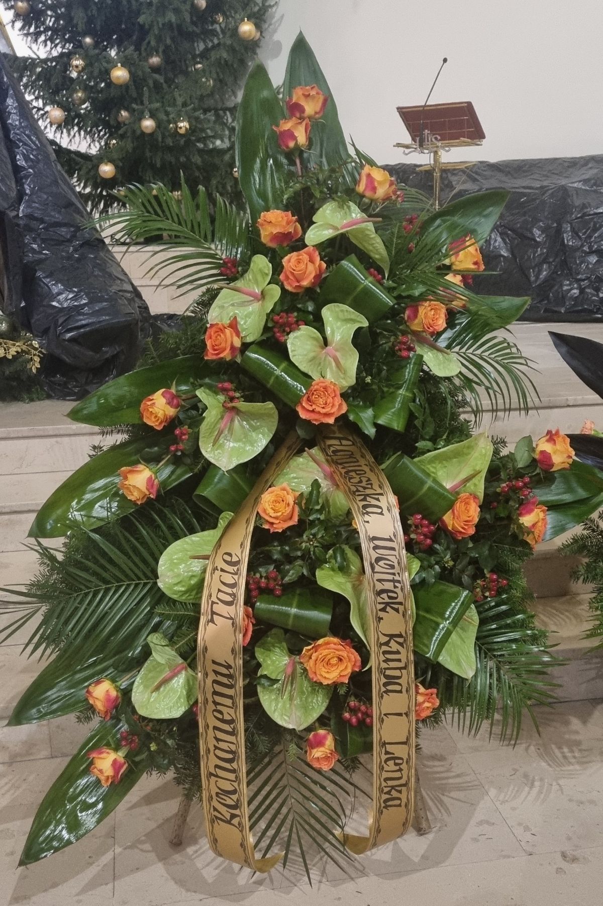 Wieniec pogrzebowy łososiowe goździki